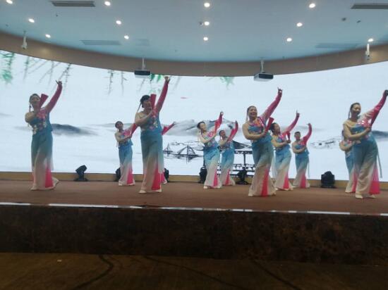 滨海广舞中心组织舞友参加第十届青儿广场舞大联盟活动