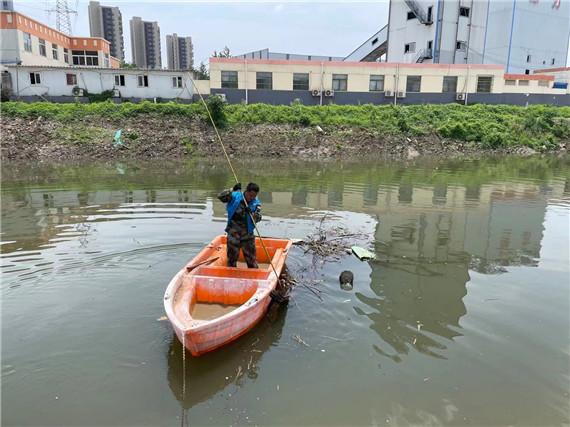 通过压缩泵将淤泥输送进机械，河道清淤报道(2)